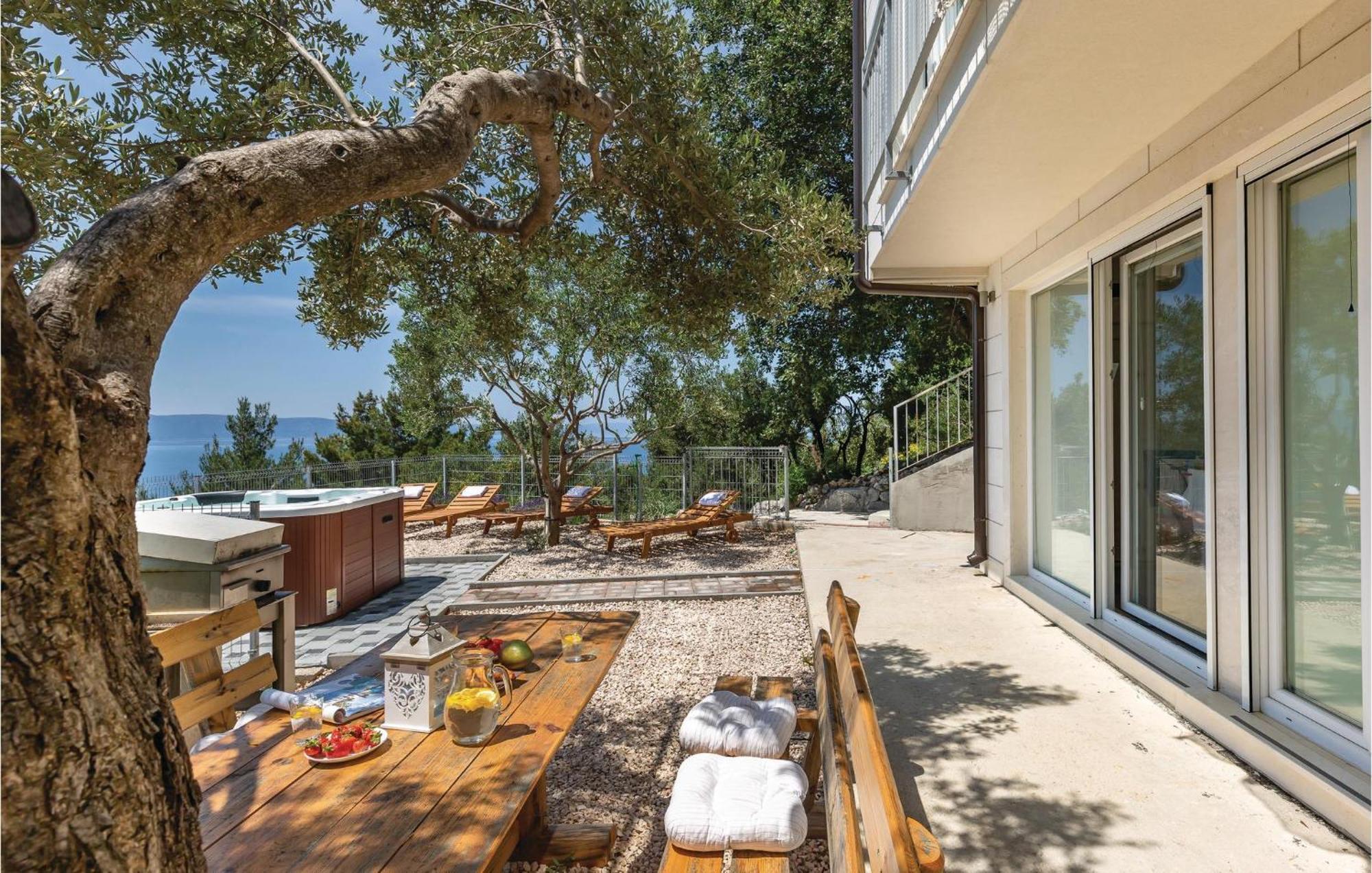 Gorgeous Home In Podgora With Jacuzzi Exterior foto